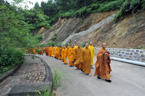 Lối lên học viện Phật giáo Việt Nam tại xã Phù Linh, huyện Sóc Sơn (Hà Nội). Khuôn viên trường rộng tới 11 hecta. Hiện nơi đây có gần 300 tăng sinh, ni sinh theo học trong đó 217 người học hệ cử nhân Phật học (hệ 4 năm), cao đẳng có 79 tăng, ni sinh (hệ 3 năm). Một ngày 2 buổi học, tăng ni, ni sinh bắt buộc phải ở nội trú tại ký túc xá của trường. Sau tiếng chuông chùa đúng giờ giới nghiêm ... Các tăng sinh, ni sinh bắt đầu từ nơi nghỉ trên núi xuống giảng đường. Để được vào học tại học viện, các tăng ni sinh phải đủ 20 tuổi trở lên, đã tốt nghiệp trung cấp Phật học, đã thọ giới tỳ khiêu, tốt nghiệp THPT và được tỉnh, thành hội Phật giáo giới thiệu. Học phí hàng năm 1,5 triệu đồng, còn lại học viên đều được bao cấp kinh phí ăn ở từ ban bảo trợ học đường. Nội dung học gồm 2 phần Kinh điển Phật giáo và Thế học (bao gồm các bộ môn bắt buộc như các trường ĐH khác như Triết học Mác Lênin, Lịch sử Đảng, Kinh tế chính trị, Chủ nghĩa xã hội khoa học...). Phần lớn, họ đều học tập một cách nghiêm túc. Đến giờ giải lao, nhiều tăng ni sinh vẫn mải miết đọc bài tại ghế đá bên ngoài sân trường. Mỗi năm học khoảng 10 tháng, nghỉ hè khoảng một tháng, các học viên không được về nhà trong suốt thời gian học tập, trừ ngày rằm, mùng một hoặc bố mẹ quê nhà ốm đau. Bắt đầu từ 16h chiều hết giờ học các môn chính, toàn bộ học viên tập trung tại chùa Non Nước trong khuôn viên học viện để tập ngồi thiền và các môn học khác của Phật giáo. Nhà sư Đạo Mẫn, công tác tại phòng đào tạo của học viện cho biết, các tăng ni sinh học tập tại đây có tinh thần rất vui vẻ và đoàn kết. "Nhiều người cứ nghĩ đi tu là vì chán đời hay vì phạm phải điều gì xấu xa nhưng không phải. Ở đây nhiều người thích, họ xuất gia cũng có nhiều lý do khác nhau", thầy Mẫn nói. Giây phút vui đùa của các thầy trò trong trường. Đàm Bảo (thứ 2 từ trái sang), Minh Trang (giữa), Phương Tú (thứ 2 từ phải sang) vui vẻ sau một ngày học căng thẳng.