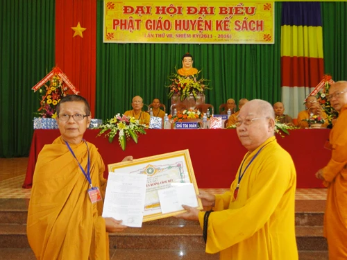 HT Thích Thiện Sanh tặng bằng tuyên dương công đức.jpg