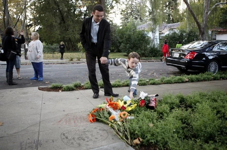 169859-robert-blum-and-his-son-lay-flowers-outside-the-home-of-steve-jobs-in-_resize.jpg