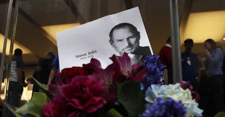 169861-flowers-in-memory-of-apple-co-founder-steve-jobs-are-seen-outside-an-a_resize.jpg