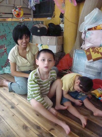 Hai mẹ con tật nguyền trong chùa Bồ Đề ảnh 1