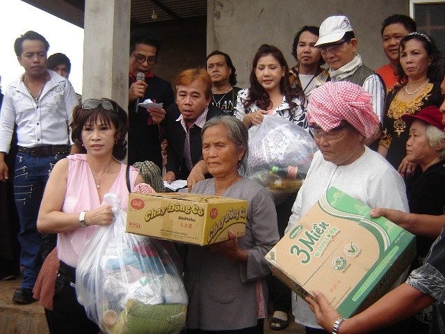Chùa Nghệ Sĩ cứu trợ đồng bào vùng lũ ảnh 1 wDSC06352CamKim2.JPG