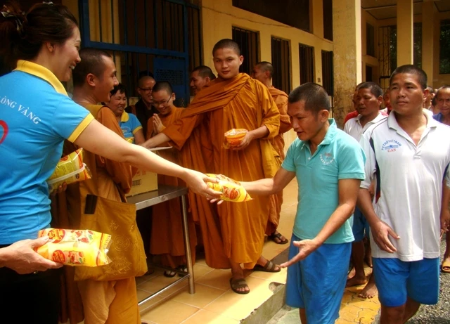 Bạn trẻ Tấm Lòng Vàng làm từ thiện, thiền tập và cầu nguyện ảnh 2 wTLVDSC00247.JPG