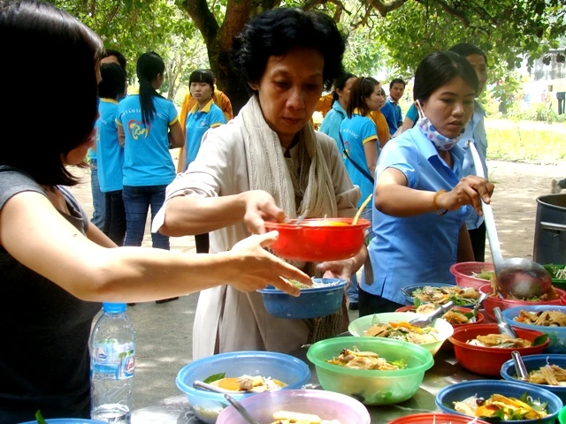 Bạn trẻ Tấm Lòng Vàng làm từ thiện, thiền tập và cầu nguyện ảnh 3 wTLVDSC00261.JPG