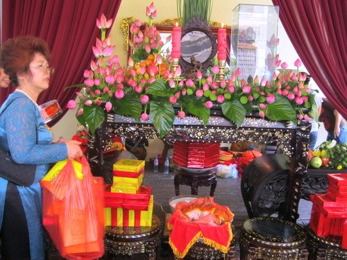 Hoa sen tren ban tho.jpg