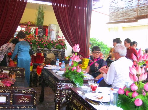 Hoa sen tren ban tiep khach.jpg