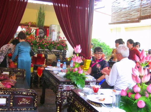 Hoa sen tren ban tiep khach.jpg