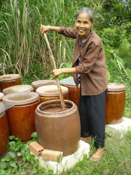 Khi con có "Mẹ" ảnh 1 Ba Tu Quan dang lam tuong miso.jpg