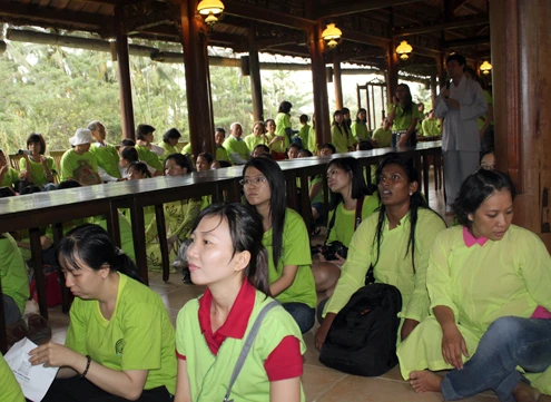 Đến với chương trình này, người tham dự được phát áo đồng phục màu xanh nõn chuối. Họ cùng lắng nghe những bài học căn bản về thiền và cùng trao đổi với nhau những tâm tư, tình cảm trong cuộc sống hoặc cả những vấn đề thời sự. Nhà thiết kế Sỹ Hoàng cho biết, tùy từng chủ đề trong mỗi lần tổ chức mà anh mời những nhà chuyên môn đến nói chuyện, đó có thể là một nhà sư, một nhà tâm lý học, hoặc một nhà văn hóa...