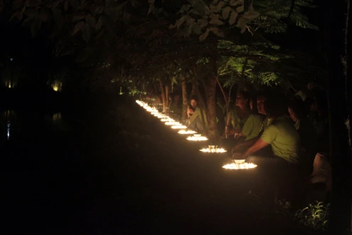 Mọi người di chuyển đến khu nhà vườn từ 15h chiều và ở lại đến tối mịt. Không lạm dụng ánh đèn điện, ban tổ chức chuẩn bị sẵn hoa đăng và nến để thắp sáng khu vườn. Trong chương trình cuối tuần qua, ban tổ chức đã mời sư cô Thích Nữ Hằng Liên nói chuyện về thiền với khách tham dự.