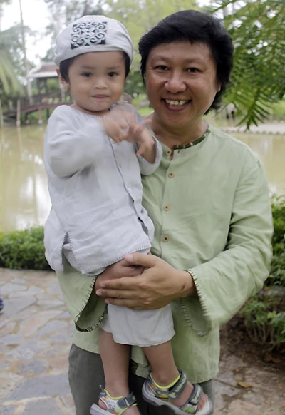 Một tháng vào ngày cuối tuần gần với ngày trăng rằm tổ chức đêm thiền trăng, mỗi lần như vậy thì có chủ đề khác nhau về hạnh phúc, hạnh phúc tâm an lạc, hạnh phúc ấm nếp nhà, hạnh phúc minh tâm trí, điều mong muốn nhất là dịp để cuối tuần cả nhà được ở bên nhau không chỉ như vậy mà con chia sẻ hạnh phúc của từng gia đình và những gia đình khác, ẩm thực, chia sẻ vể để tài giáo dục, hay để tài thời sự, có khi mời nhà tâm lý học hay nhà tu hành, không phân biệt tôn giáo, chỉ mong mang lại giây phút thảnh thơi trong cuộc sống căng thẳng cho mọi người, góp phần mang lại niềm vui sống, cả gia đình có ông bà, cha mẹ và các con cùng tham gia, trở lại với nếp nhà xưa, sự liên kết của từng thành viên trong gia đình, tạo không gian và địa điểm để mọi người cùng đến, lần đầu 50 người, lần 2 hơn 300, lần này là gần 500 có những gia đình ở Cà Mau, Vũng Tàu, Bình Dương cũng đến tham dự.