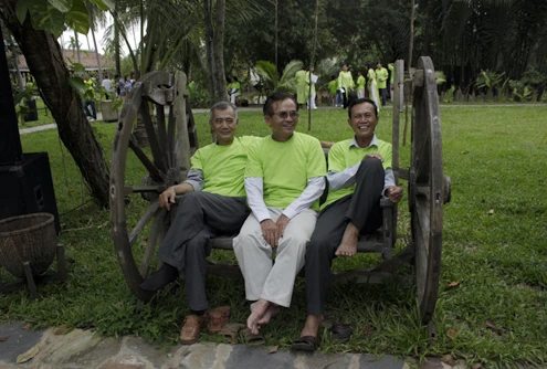 Một nhóm khách khác lại chọn ngồi trên những chiếc ghế được làm từ bánh xe bò để nghỉ ngơi và chuyện trò. Có diện tích 20.000 m2, khu vườn được bao bọc bởi mảng rau xanh, hồ cá, nhiều gian nhà cổ... Đây là chốn riêng bình yên để nhà thiết kế thời trang nổi tiếng lui về, lánh cuộc sống đô thị bộn bề.