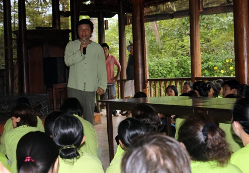 Nhà thiết kế Sỹ Hoàng đã 2 lần tổ chức chương trình "Đêm thiền trăng" ở khu nhà vườn của anh.