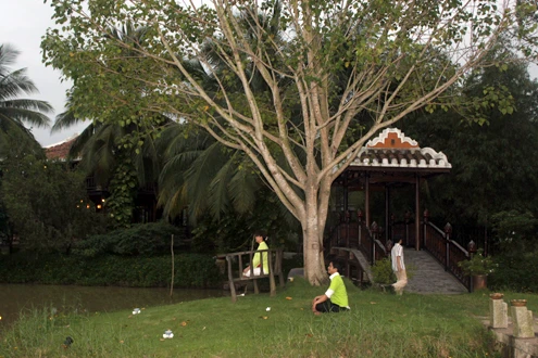 Sau những phút sinh hoạt tập thể, khách tham dự có phút tự do, thư giãn, đi tìm cho mình một góc yêu thíc nào đó trong nhà vườn để ngồi tĩnh tâm.