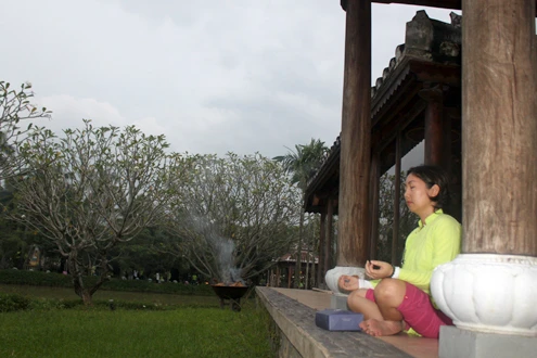 Một phụ nữ chọn ngồi một góc tách biệt để tĩnh tâm.