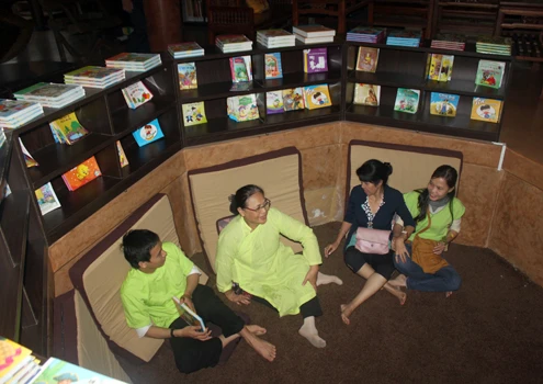 Một nhóm khác chọn ngồi ở một góc thư viện sách trong nhà vườn.