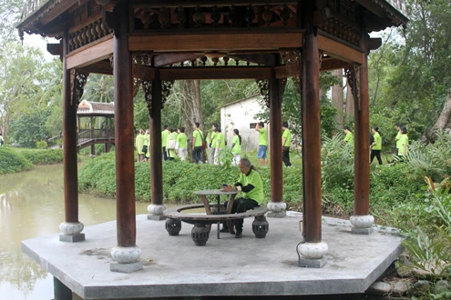 Một ông cụ chọn ngồi ở nhà thủy tạ, trong khi hàng dài người xếp hàng đi trên con đường mòn giữa cây lá xôn xao để học cách đi trong thiền tịnh. Xung quanh không khí khá yên lặng, chỉ có tiếng lá reo trong giá, tiếng gà vịt kêu... và những âm thanh thuần tự nhiên.