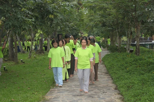 Cuối tuần qua, hơn 400 người đã đổ về nhà vườn Long Thuận ở quận 9 của nhà thiết kế Sỹ Hoàng để tham gia chương trình "Đêm Thiền trăng", do anh tổ chức.