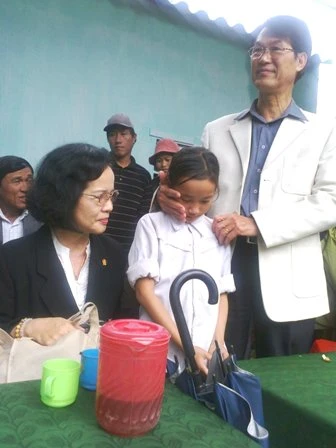 Giáo sư Nguyễn Quốc Vọng cùng em bé Liên.jpg