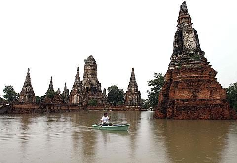 Chùa Wat Chai Chaiwattanaram tỉnh Ayutthaya, miền trung Thái Lan, đang bị ngập lụt.jpg