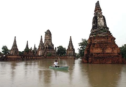 Chùa Wat Chai Chaiwattanaram tỉnh Ayutthaya, miền trung Thái Lan, đang bị ngập lụt.jpg