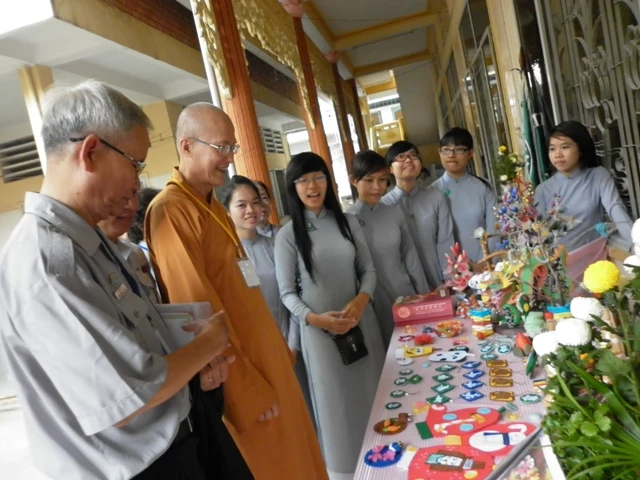 Quý tăng niu tham quan khu triễn lãm.ND.JPG