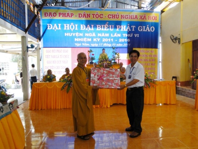 Sóc Trăng, Bình Thuận: Đại hội đại biểu Phật giáo huyện Ngã Năm & huyện Tuy Phong ảnh 1 UBMTTQ tỉnh tặng quà.jpg