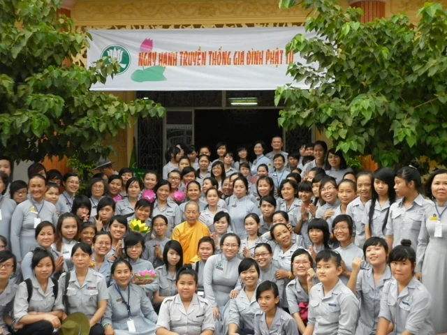 chụp hình lưu niệm với sư cô trụ trì.ND.JPG