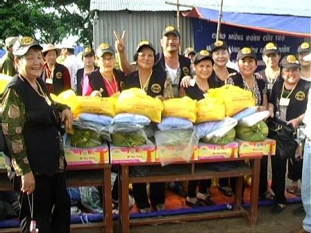 Doan Phat Tu Chua Nhu Lai-TPHCM cuu tro dan ngheo HTN.bmp