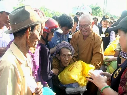 HT Thich Giac Thuan Vien chu Chua Nhu Lai Q Go Vap TPHCM trao qua CT cho dan ngheo HTN.bmp