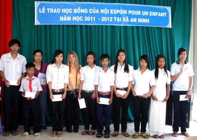 Sóc Trăng: Hội Espoir Pour Un Enfant đồng hành cùng trẻ em khuyết tật, học sinh nghèo hiếu học ảnh 1 Ảnh 1-Bà Joelle MEYRIEUX, Chủ tịch Hội E.P.E trao học bổng cho các em học sinh tại xã An Ninh, huyện Mỹ Tú.jpg