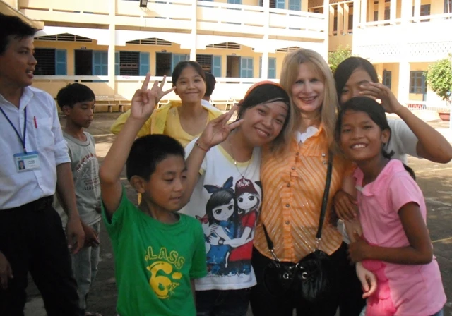 Ảnh 2- Bà Joelle MEYRIEUX, Chủ tịch Hội E.P.E cùng các em học sinh trường Khuyết tật.jpg