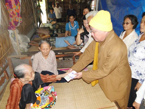 HT Thích Thiện Sanh đại diện trao cho bà Nguyễn Thị Vàng 11.800.000 đ.jpg