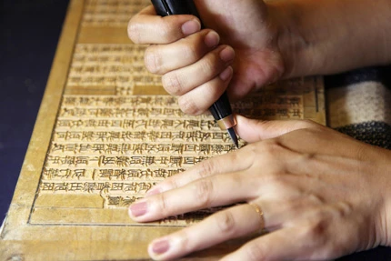 Một thợ thủ công đang làm việc.jpg