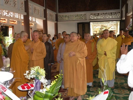 TP.HCM: Mừng khánh tuế lần thứ 94 của Trưởng lão Hòa thượng Thích Minh Châu ảnh 1 DSCN1768-1.JPG