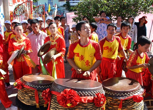 Mỗi một con sư tử cần có 2 người biểu diễn. Múa sư tử thật sự khó hơn những gì chúng ta tưởng tượng. Để trở thành một người múa sư tử chuyên nghiệp, bạn cần 2 năm để tập luyện Cồng chiêng và trống là những đạo cụ không thể thiếu khi biểu diễn múa sư tử Múa sư tử không chỉ là một hoạt động vui chơi giải trí mà nó còn mang nhiều ý nghĩa lớn lao. Một thanh niên đóng vai người huấn luyện sư tử trong một câu chuyện truyền thuyết Những vũ công múa sư tử được huấn luyện từ năm 8 tuổi và thường "giải nghệ" khi bước sang độ tuổi 20 Đoàn múa Kỳ Lân của Phan Thiết chỉ xuất hiện 2 năm một lần tại Lễ hội Nghinh Ông. Với chiều dài 49m, và cần có 22 người biểu diễn, đây là con Kỳ Lân lớn nhất Việt Nam. Bắt nguồn từ văn hóa cổ Trung Quốc, kỳ lân là một loài mang đuôi rắn, mình dê, đầu sư tử Đấu võ gậy cũng bao gồm trong hoạt động múa rồng. Tuy đã rất cẩn thận, nhưng đôi khi hoạt động vui chơi này vẫn gây tai nạn Rồng được coi là biểu tượng của sức mạnh và sự may mắn. Sự kết hợp giữa màu đỏ và màu bạc tượng trưng cho hạnh phúc và sự thịnh vượng Múa rồng là một nghi thức được truyền từ đời cha sang đời con. Anh Trần Văn Vũ (20 tuổi) là thế hệ thứ 4 trong gia đình tham gia hoạt động múa rồng. Anh cũng chính là đội trưởng của đoàn Quảng Đông vì có kinh nghiệm múa rồng lâu nhất Có rất nhiều mẫu trang phục cũng như kỹ thuật biểu diễn khác nhau cho hoạt động múa sư tử ở Việt Nam Múa sư tử ở Việt Nam qua ống kính du khách nước ngoài
