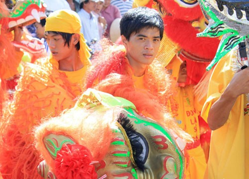 Mỗi một con sư tử cần có 2 người biểu diễn. Múa sư tử thật sự khó hơn những gì chúng ta tưởng tượng. Để trở thành một người múa sư tử chuyên nghiệp, bạn cần 2 năm để tập luyện Cồng chiêng và trống là những đạo cụ không thể thiếu khi biểu diễn múa sư tử Múa sư tử không chỉ là một hoạt động vui chơi giải trí mà nó còn mang nhiều ý nghĩa lớn lao. Một thanh niên đóng vai người huấn luyện sư tử trong một câu chuyện truyền thuyết Những vũ công múa sư tử được huấn luyện từ năm 8 tuổi và thường "giải nghệ" khi bước sang độ tuổi 20 Đoàn múa Kỳ Lân của Phan Thiết chỉ xuất hiện 2 năm một lần tại Lễ hội Nghinh Ông. Với chiều dài 49m, và cần có 22 người biểu diễn, đây là con Kỳ Lân lớn nhất Việt Nam. Bắt nguồn từ văn hóa cổ Trung Quốc, kỳ lân là một loài mang đuôi rắn, mình dê, đầu sư tử Đấu võ gậy cũng bao gồm trong hoạt động múa rồng. Tuy đã rất cẩn thận, nhưng đôi khi hoạt động vui chơi này vẫn gây tai nạn Rồng được coi là biểu tượng của sức mạnh và sự may mắn. Sự kết hợp giữa màu đỏ và màu bạc tượng trưng cho hạnh phúc và sự thịnh vượng Múa rồng là một nghi thức được truyền từ đời cha sang đời con. Anh Trần Văn Vũ (20 tuổi) là thế hệ thứ 4 trong gia đình tham gia hoạt động múa rồng. Anh cũng chính là đội trưởng của đoàn Quảng Đông vì có kinh nghiệm múa rồng lâu nhất Có rất nhiều mẫu trang phục cũng như kỹ thuật biểu diễn khác nhau cho hoạt động múa sư tử ở Việt Nam Múa sư tử ở Việt Nam qua ống kính du khách nước ngoài