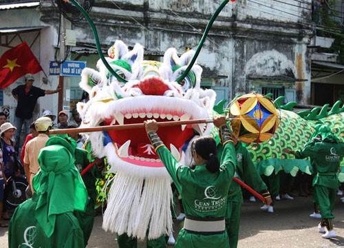 Mỗi một con sư tử cần có 2 người biểu diễn. Múa sư tử thật sự khó hơn những gì chúng ta tưởng tượng. Để trở thành một người múa sư tử chuyên nghiệp, bạn cần 2 năm để tập luyện Cồng chiêng và trống là những đạo cụ không thể thiếu khi biểu diễn múa sư tử Múa sư tử không chỉ là một hoạt động vui chơi giải trí mà nó còn mang nhiều ý nghĩa lớn lao. Một thanh niên đóng vai người huấn luyện sư tử trong một câu chuyện truyền thuyết Những vũ công múa sư tử được huấn luyện từ năm 8 tuổi và thường "giải nghệ" khi bước sang độ tuổi 20 Đoàn múa Kỳ Lân của Phan Thiết chỉ xuất hiện 2 năm một lần tại Lễ hội Nghinh Ông. Với chiều dài 49m, và cần có 22 người biểu diễn, đây là con Kỳ Lân lớn nhất Việt Nam. Bắt nguồn từ văn hóa cổ Trung Quốc, kỳ lân là một loài mang đuôi rắn, mình dê, đầu sư tử Đấu võ gậy cũng bao gồm trong hoạt động múa rồng. Tuy đã rất cẩn thận, nhưng đôi khi hoạt động vui chơi này vẫn gây tai nạn Rồng được coi là biểu tượng của sức mạnh và sự may mắn. Sự kết hợp giữa màu đỏ và màu bạc tượng trưng cho hạnh phúc và sự thịnh vượng Múa rồng là một nghi thức được truyền từ đời cha sang đời con. Anh Trần Văn Vũ (20 tuổi) là thế hệ thứ 4 trong gia đình tham gia hoạt động múa rồng. Anh cũng chính là đội trưởng của đoàn Quảng Đông vì có kinh nghiệm múa rồng lâu nhất Có rất nhiều mẫu trang phục cũng như kỹ thuật biểu diễn khác nhau cho hoạt động múa sư tử ở Việt Nam Múa sư tử ở Việt Nam qua ống kính du khách nước ngoài