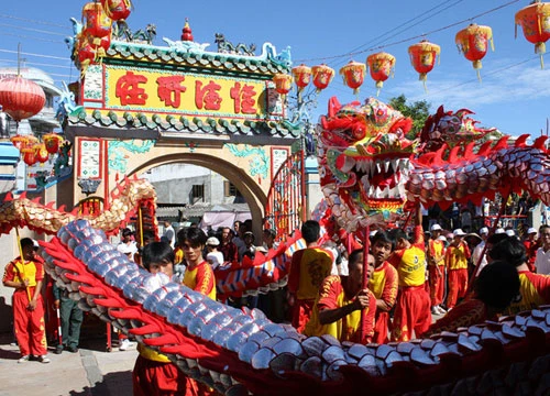 Múa sư tử ở Việt Nam qua ống kính du khách nước ngoài