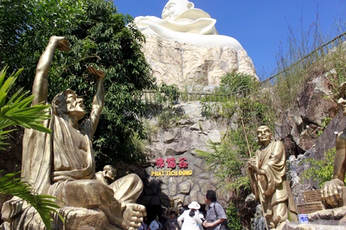 Cạnh đó còn có Phật tích động, một hang động được dùng làm nơi chiêm bái mang đậm màu sắc tâm linh cho du khách.