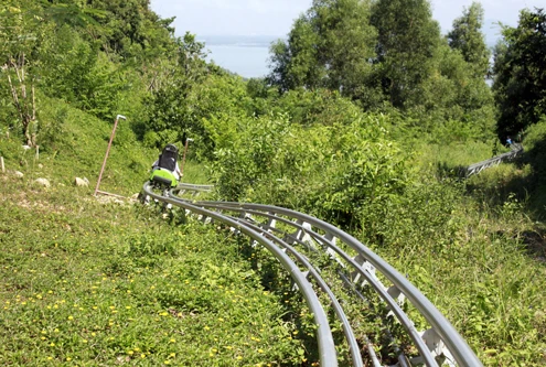 Trò chơi "Alphine Coaster" theo công nghệ Đức của khu Hồ Mây - Núi Lớn thu hút rất nhiều du khách. Đây là trò giải trí thú vị và an toàn khi người chơi tự điều khiển xe trượt chạy ngoằn nghèo theo đường ray nằm ẩn giữa những tán cây xanh.