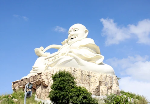 Tượng Phật Di Lặc nằm trên đỉnh Hồ Mây - Núi Lớn vừa được Trung tâm sách kỷ lục Việt Nam - Vietkings trao danh hiệu là "Tượng phật di lặc trên núi lớn nhất" ở thành phố biển này.