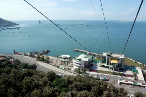 Để lên Hồ Mây - Núi Lớn, du khách phải dùng cáp treo.