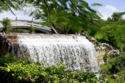 Khu Hồ Mây rộng khoảng 40 ha trên đỉnh Núi Lớn, cao 250m so với mực nước biển. Con người đã kỳ công tạo nên một hồ nước với diện tích 10.000 m3 (gồm Hồ Mây thượng và Hồ Mây hạ), sâu tứ 1 đến 6m.