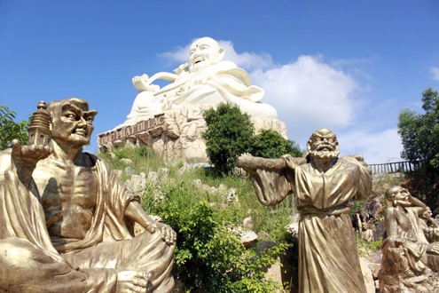 Xung quanh chân tượng, là một quần thể các công trình kiến trúc với những bức tượng các vị la hán sống động.