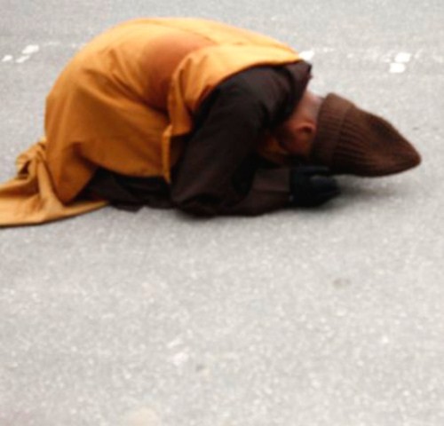 Hà Tĩnh: Hàng ngàn người đổ ra đường xem ĐĐ.Thích Tâm Mẫn "nhất bộ nhất bái" ảnh 12