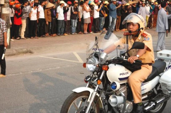 Hà Tĩnh: Hàng ngàn người đổ ra đường xem ĐĐ.Thích Tâm Mẫn "nhất bộ nhất bái" ảnh 6