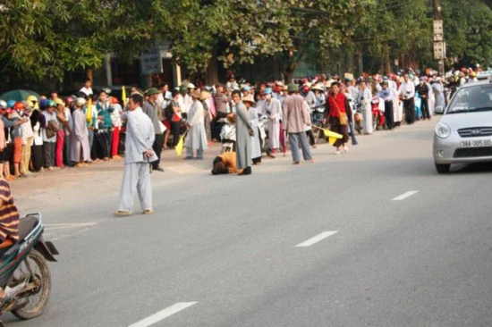 Hà Tĩnh: Hàng ngàn người đổ ra đường xem ĐĐ.Thích Tâm Mẫn "nhất bộ nhất bái" ảnh 10