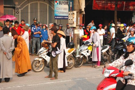 Hà Tĩnh: Hàng ngàn người đổ ra đường xem ĐĐ.Thích Tâm Mẫn "nhất bộ nhất bái" ảnh 1