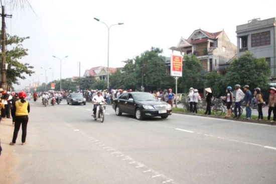 Hà Tĩnh: Hàng ngàn người đổ ra đường xem ĐĐ.Thích Tâm Mẫn "nhất bộ nhất bái" ảnh 3